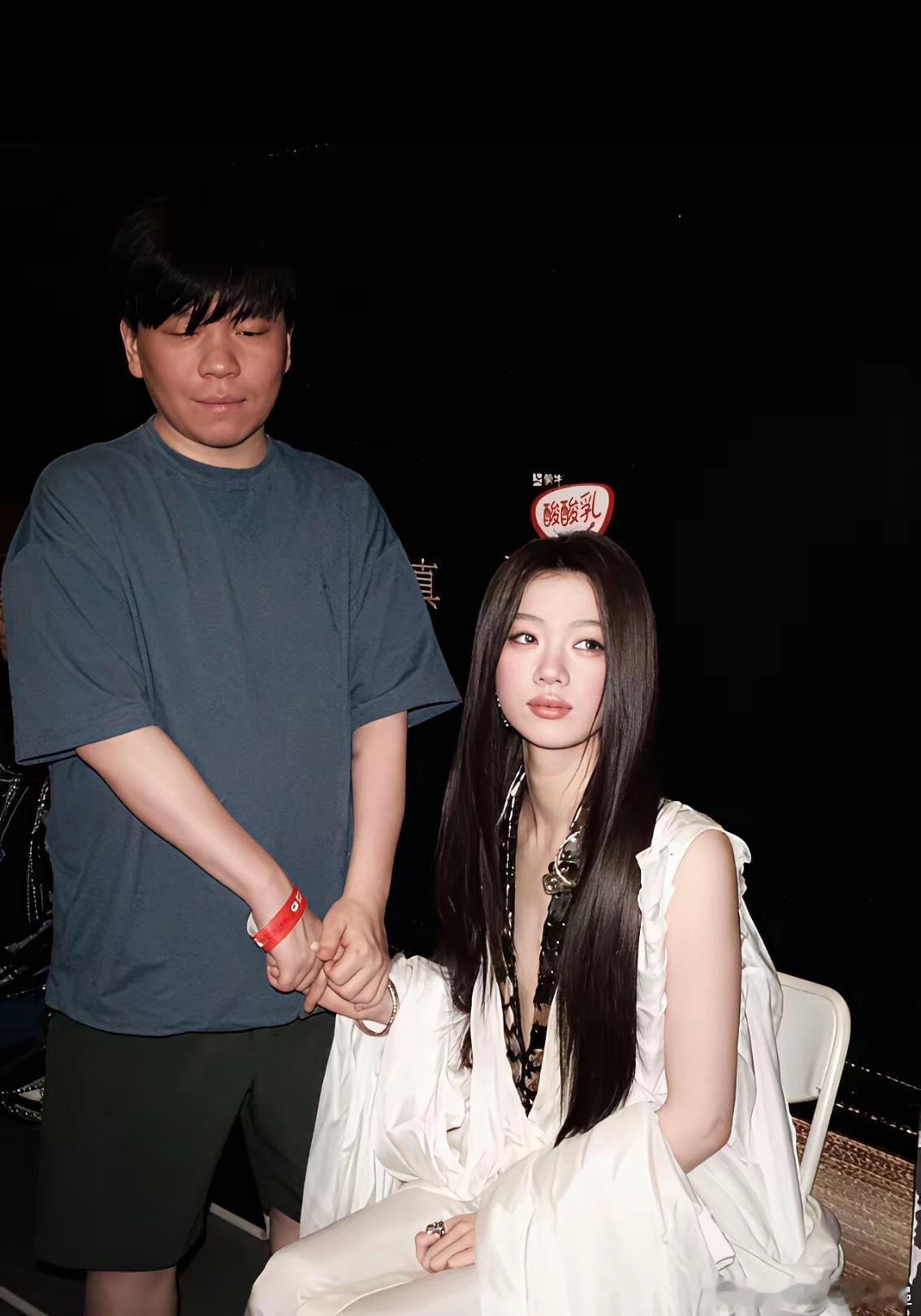 单依纯你也太敢说了吧！​她在采访中直接说​常石磊“很爱她”，觉得她很好，给她写的
