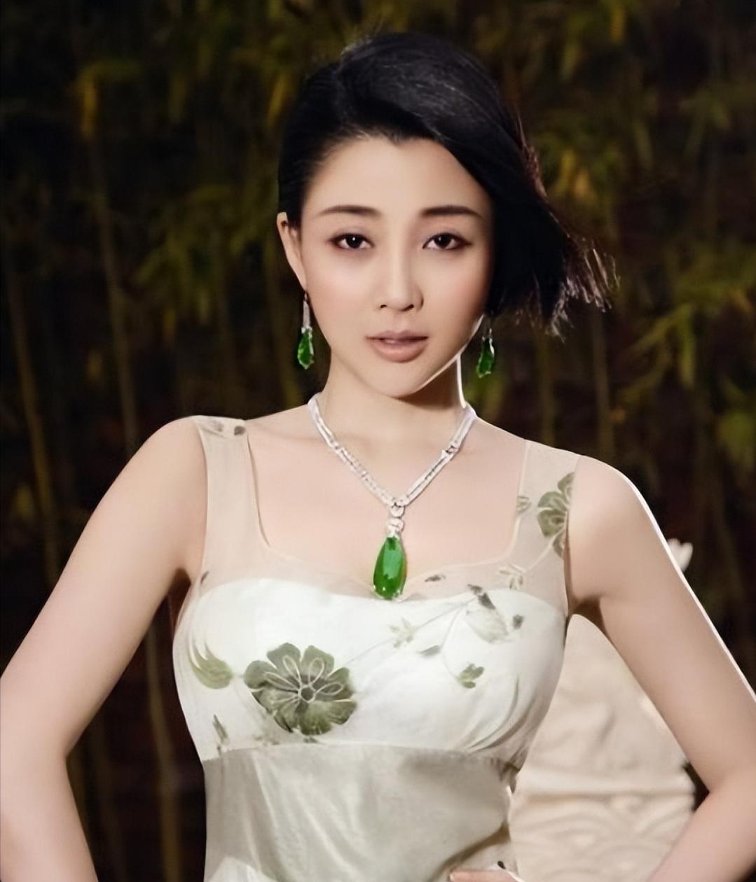 当年，殷桃在富豪孙东海的疯狂追求下，成为了他的女人，没想到孙东海还忘不了