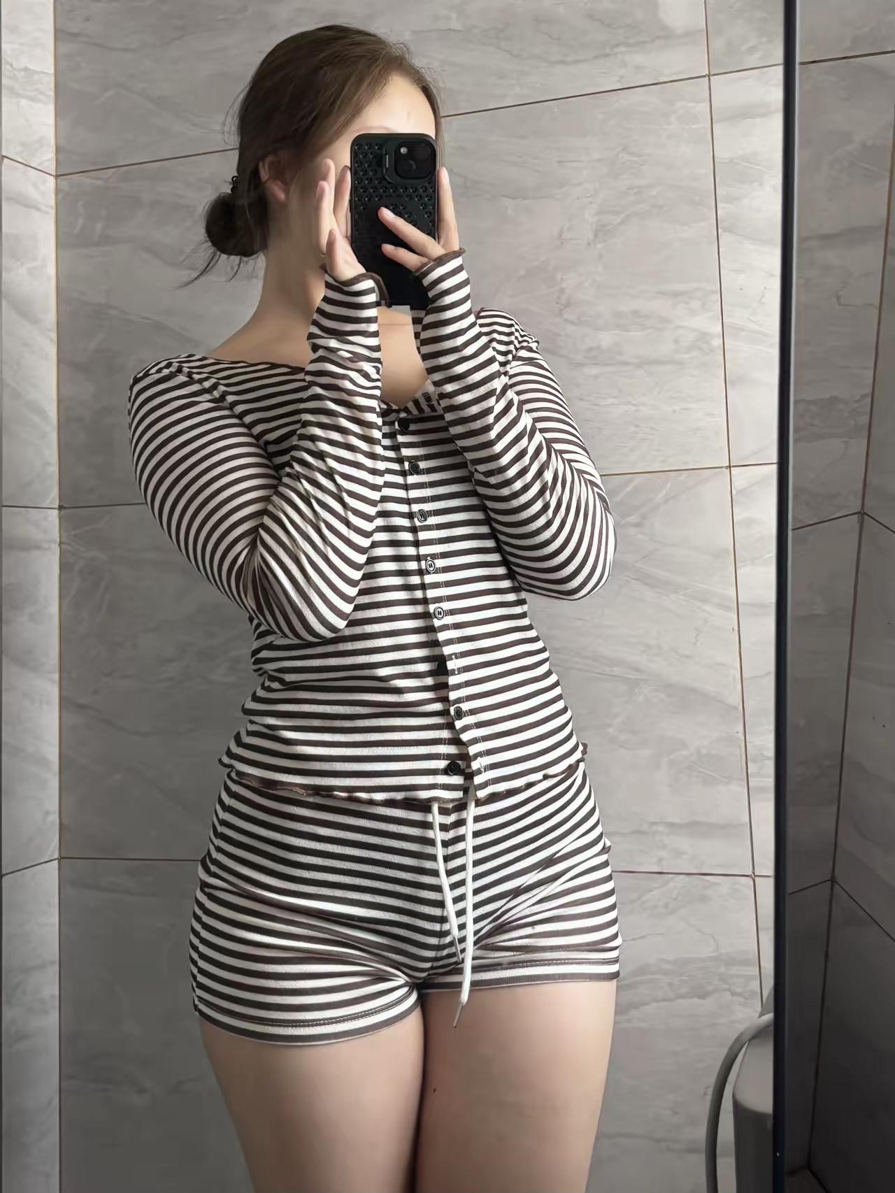 条纹睡衣穿搭指南，舒适又时尚！👗💄📸