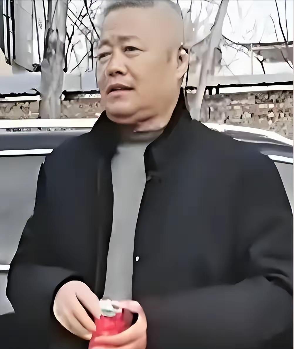 许家印被判刑，许家印的胞兄许家钦日子也好不到哪里去，更没有跑掉，可以说一荣俱荣，