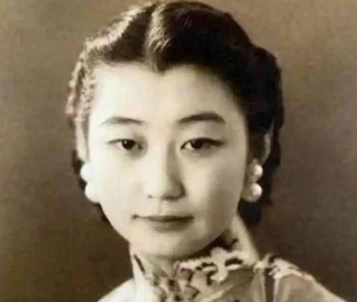 她是公认的大学校花，两个国学大师为她终身不娶，最终嫁给了比自己大8岁的清华教授。