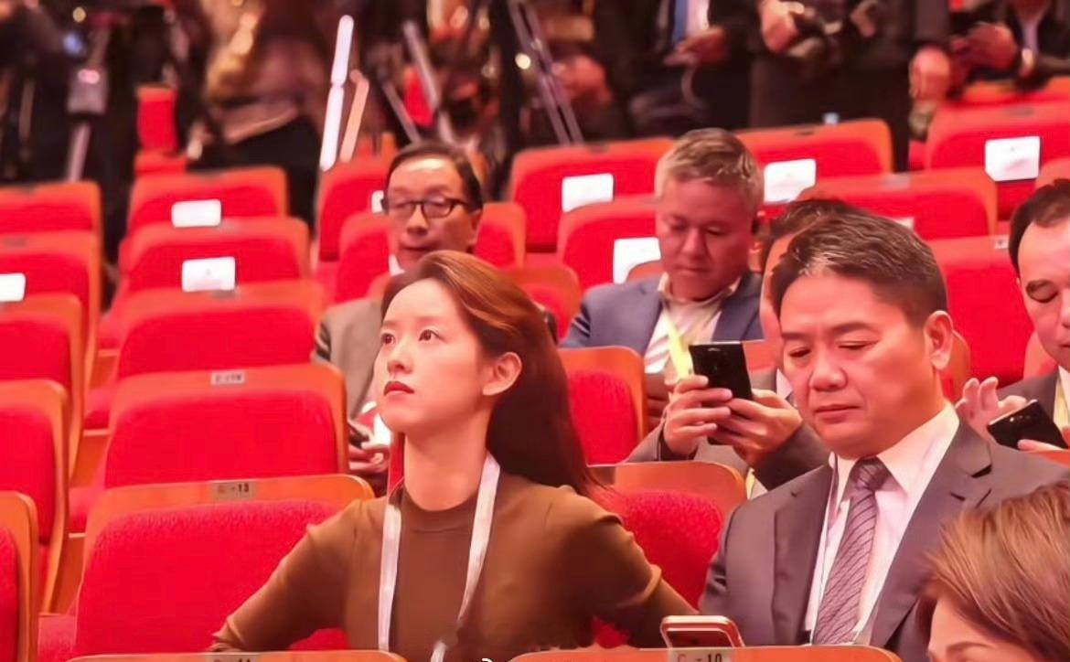 刘强东章泽天同框刘强东与章泽天现身韩国，神情严肃[思考]​​​