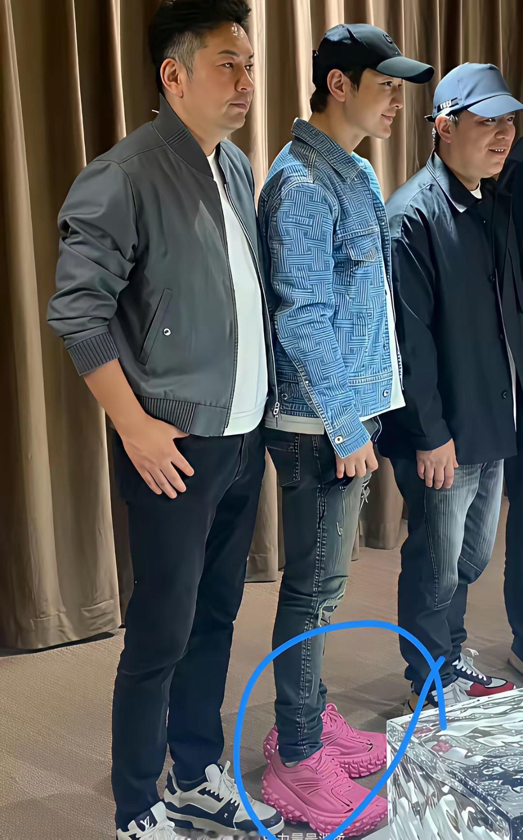 晓明哥对身高是有执念的，热衷于穿超厚底的鞋子，而且还不怕被别人注意到，这粉色的鞋