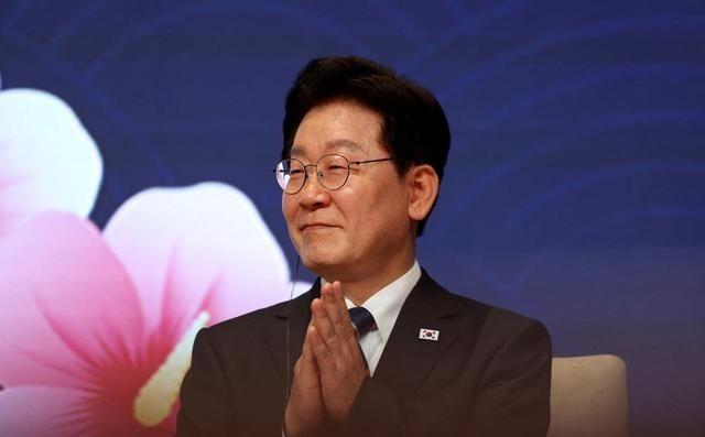 李在明还是心软了！4月28日，韩国前总统夫人金建希二审结果出来了，有期徒刑4年，