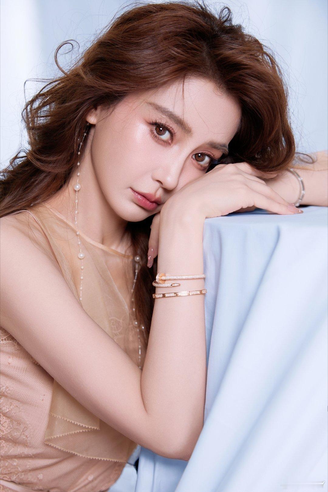 angelababy｜杨颖忽然觉得周围都暗了下来，原来是你的美貌在发光​​​