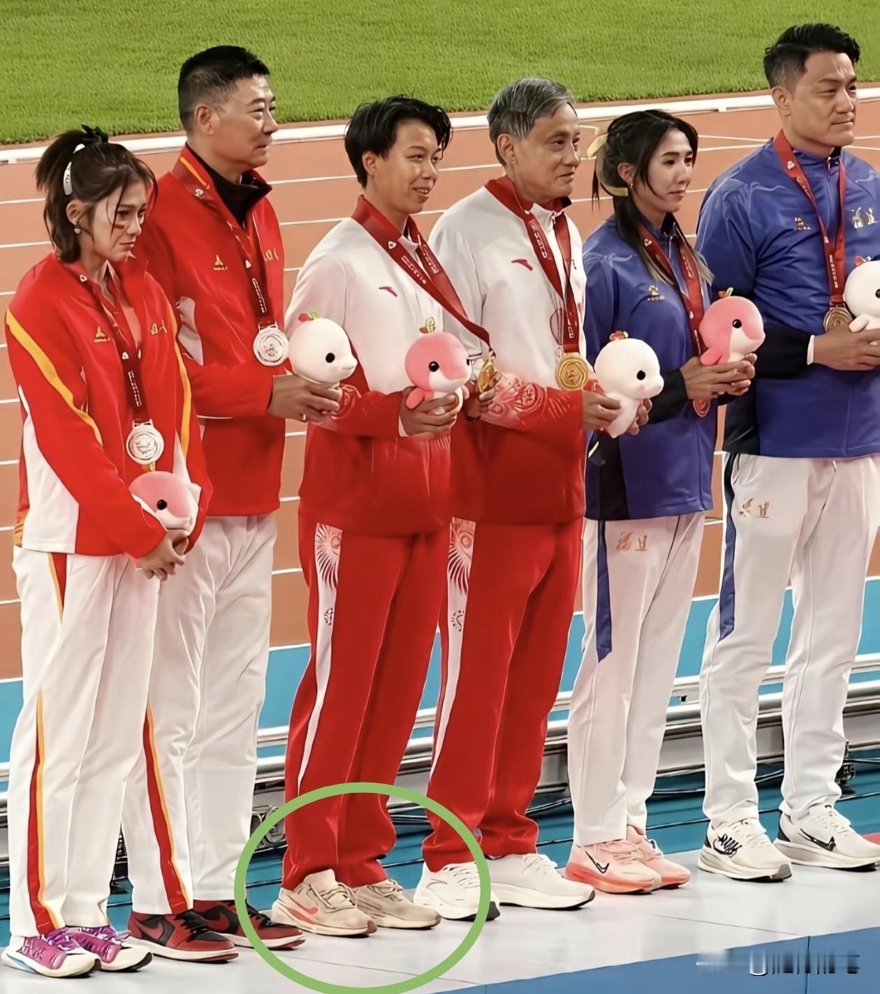 女子跨栏100米赛后颁奖的这张图，透露的信息真不少。此前默默无闻的刘景扬穿着