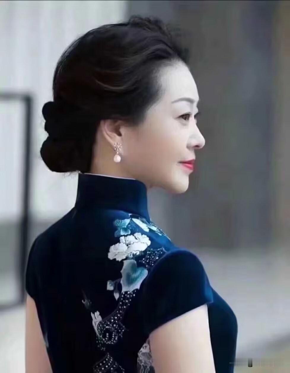 我忘了自己是有钱人！刚跟女朋友聊起这事儿，她倒好，正手搓衣服呢。我说你家里