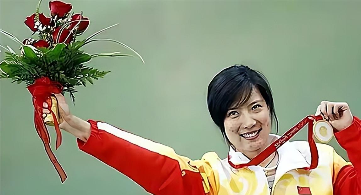 2008年，北京奥运会后，26岁的杜丽对22岁的师弟庞伟说：“你向我求婚吧？我老