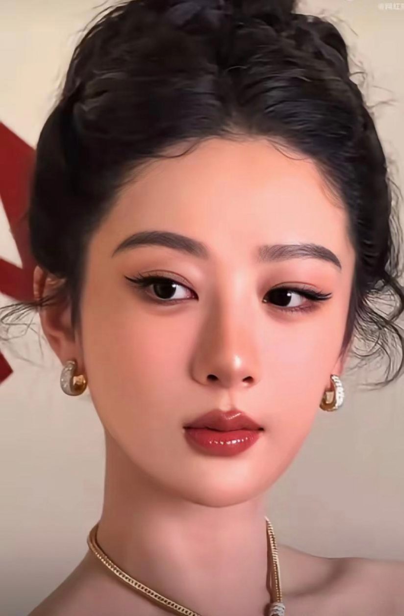 这居然是杨紫本人？差点认不出，像赵丽颖，又像刘亦菲，就是不太像她自己，不过造型是