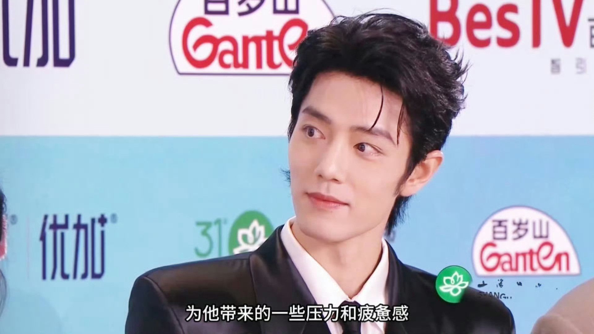 曹译文导演夸肖战：“看到了他的名气和光环为他带来的压力和疲惫感……但是他又把他的