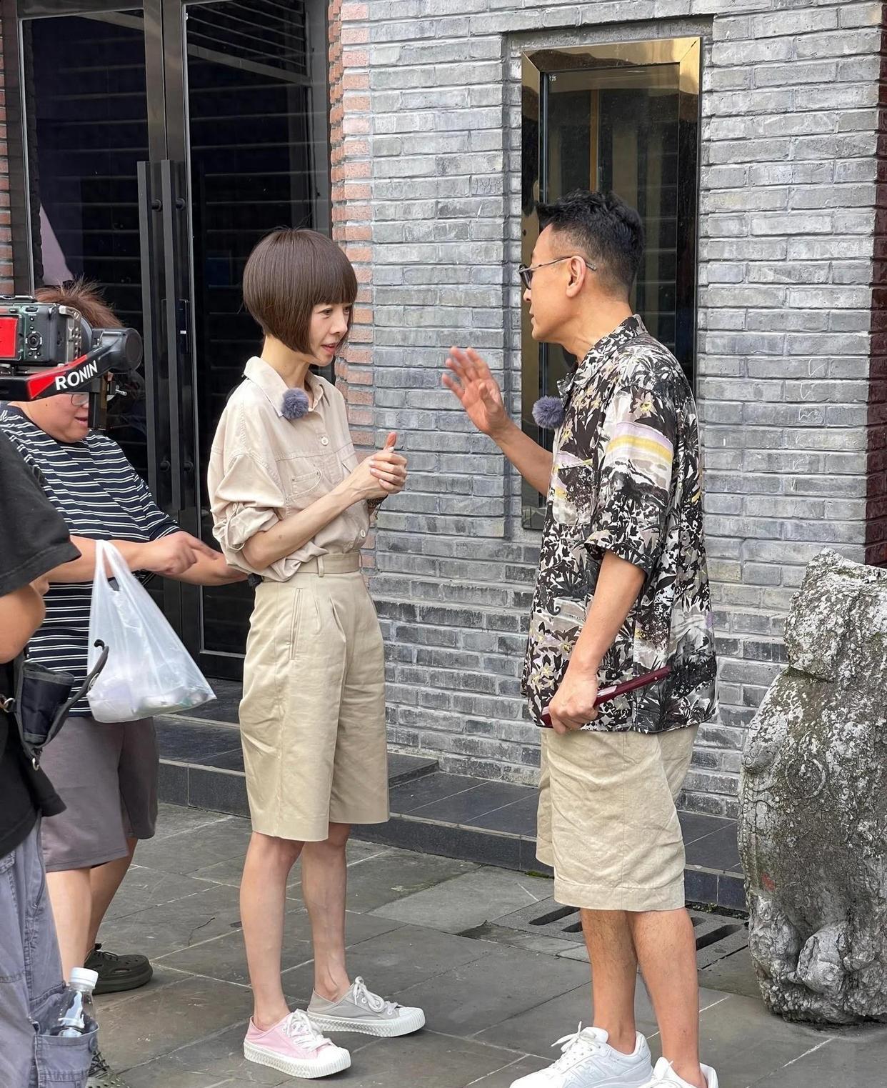 55岁鲁豫生图太能打！瘦成闪电反而更灵动了刷到成都网友偶遇鲁豫的路透，直接挪