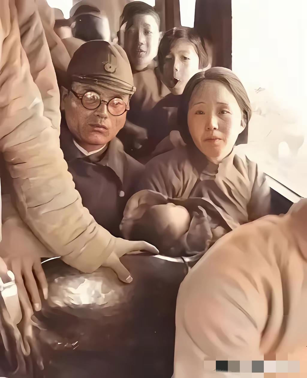 1940年抗日战争时期，河北省霸州（胜芳镇）一名身穿日军制式军服和军帽、戴着圆框