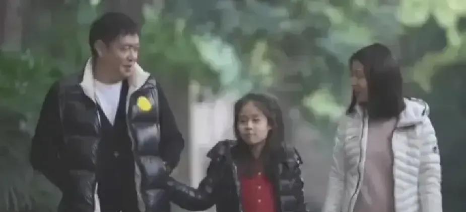 你见过国乒教练被女儿当众“揭发”偷吃零食吗？邱贻可带娃采访，全网被这对父女萌化