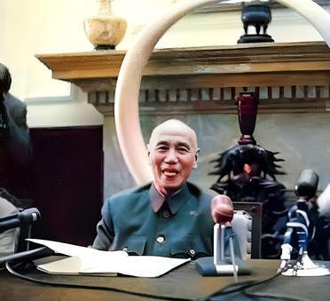 1960年9月，这张照片曾一度被禁止对外发布。日常中，比较严肃的蒋中正却被拍下吐