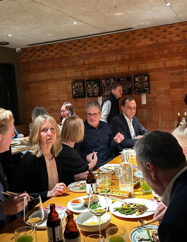 英国首相斯塔默到北京的第一天，没有去吃火锅，也没有去吃北京烤鸭，而是直奔