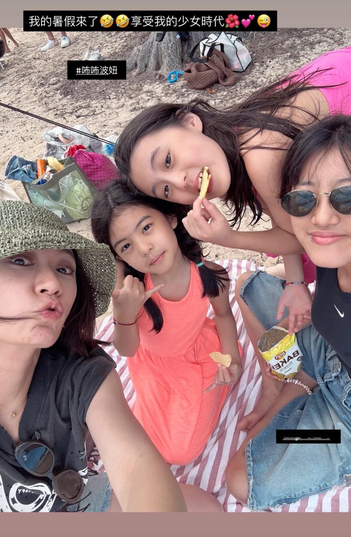 贾静雯和三个女儿海边度假🏖️​​​