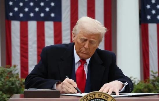 美国突然翻脸对中国下重手，做出一个前所未有决定欧盟公开充当其帮凶当地时间周