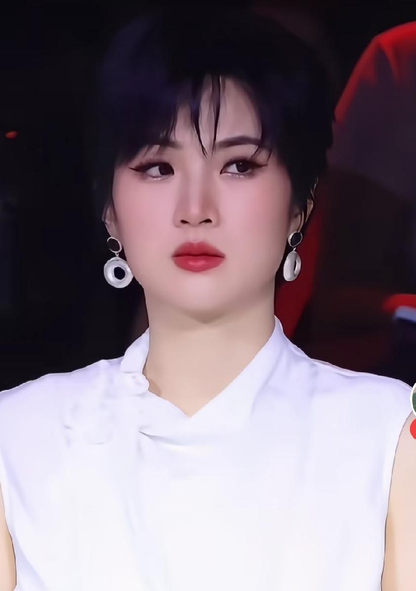 不知道是不是我的审美不一样，我感觉姚安娜比旁边的女明星看起来更耐看更大气一些呢