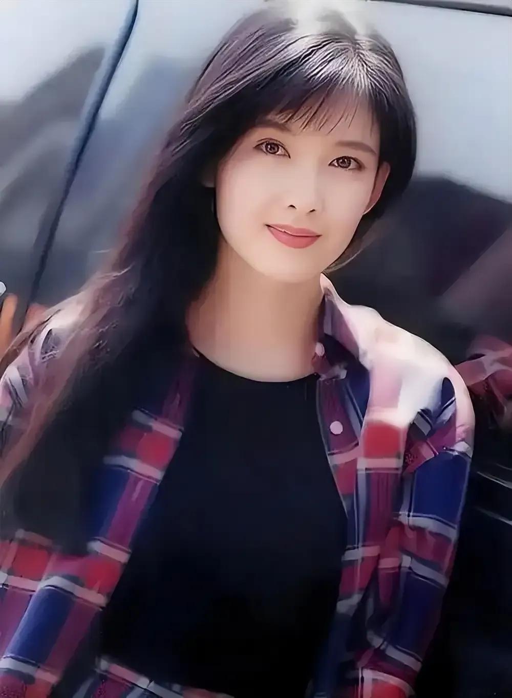 被戴8次绿帽，3次捉奸在床，玉女掌门人却死守37年不放手。1989年，周慧敏