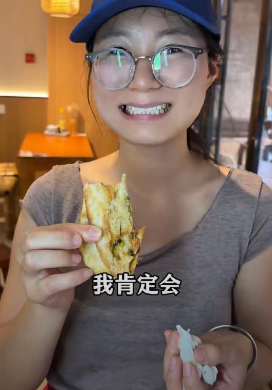 “这个女的火了！”江苏无锡，18岁女孩去饭店打暑假工，和老板说好每天8小时、月薪