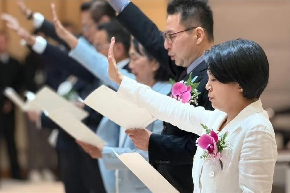 陆配李贞秀狠狠将了民进党一军2月3日，民众党籍的陆配李贞秀正式宣誓就职台湾地