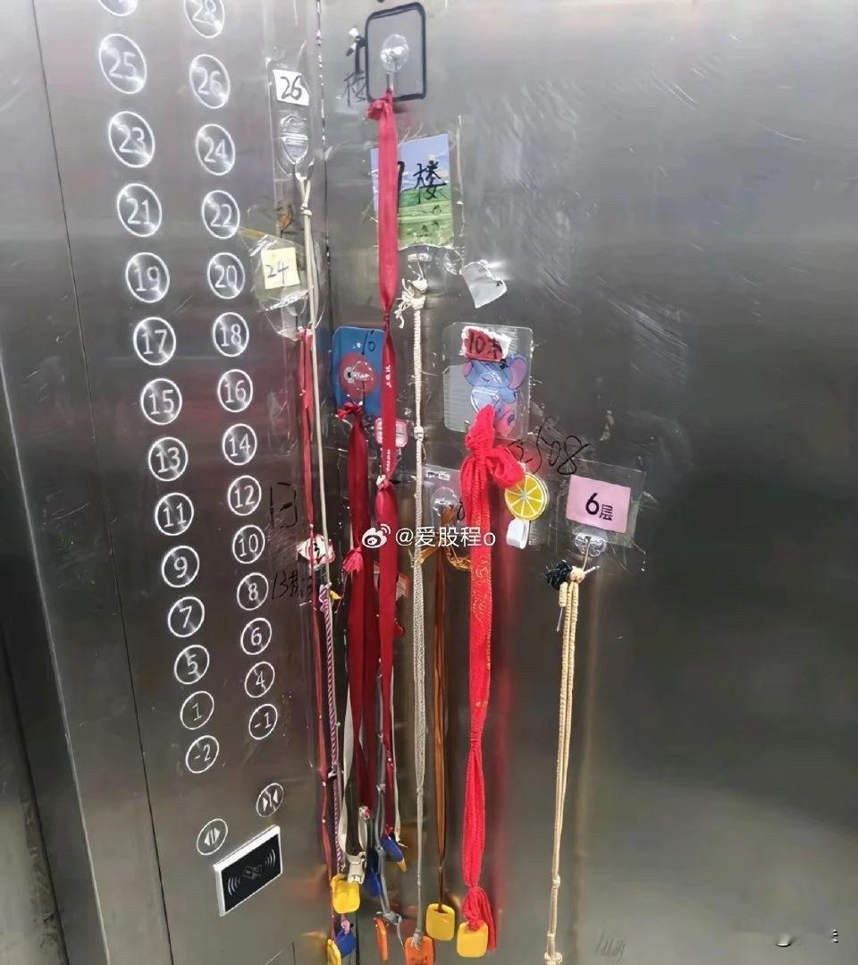 电梯里的神奇一幕网友表示，孟子看不懂，孔子看不懂老子也看不懂谁会把一家的