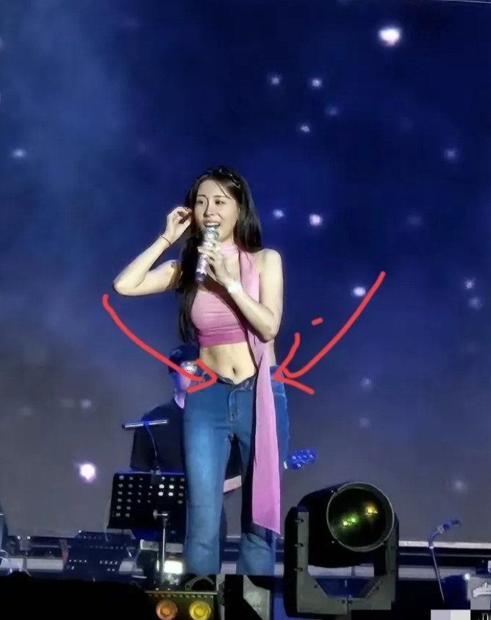 张碧晨简直就是一个谜越来越让人看不懂了这次她看演唱会，竟然竟然不带腰带不