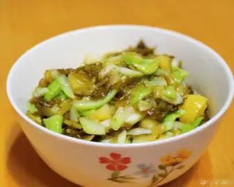 我妈昨天回去之前教我一道宁波菜：夜开花豆瓣土豆咸菜羹，除了刀工不好看、羹太厚，基