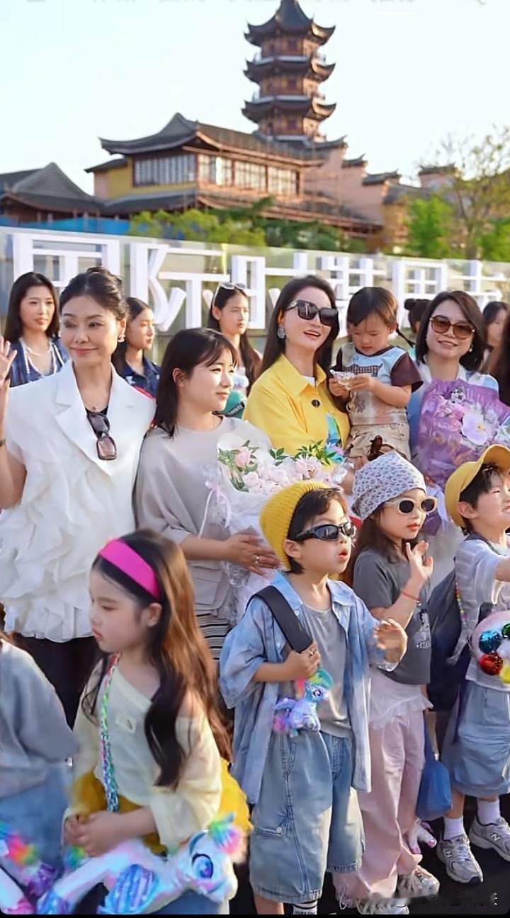 小闪闪在国际时装周上的精彩表现使她进一步在互联网打开了知名度，她成为了倍受资本青