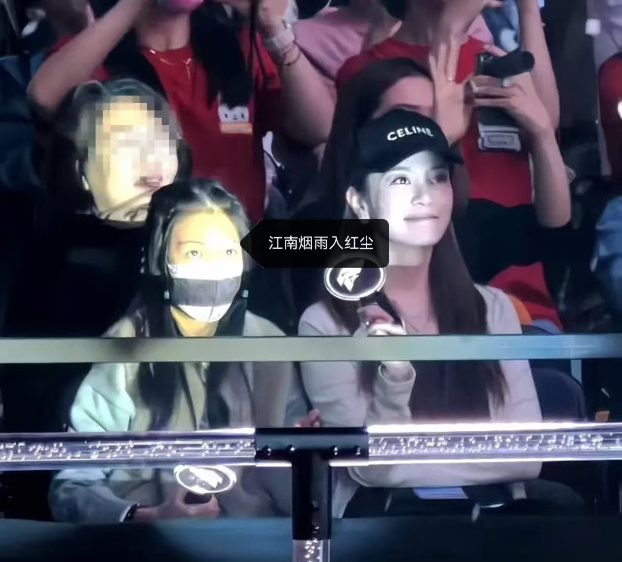 周渝民9岁女儿正脸照周渝民太太带9岁女儿观看F4演唱会当周渝民太太牵着9岁女儿