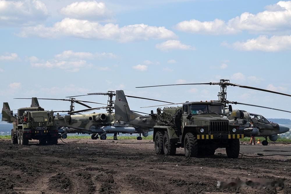 🇷🇺俄罗斯新型“五合一”飞机加油机：航空燃油服务机队的现代化进程仍在继续。