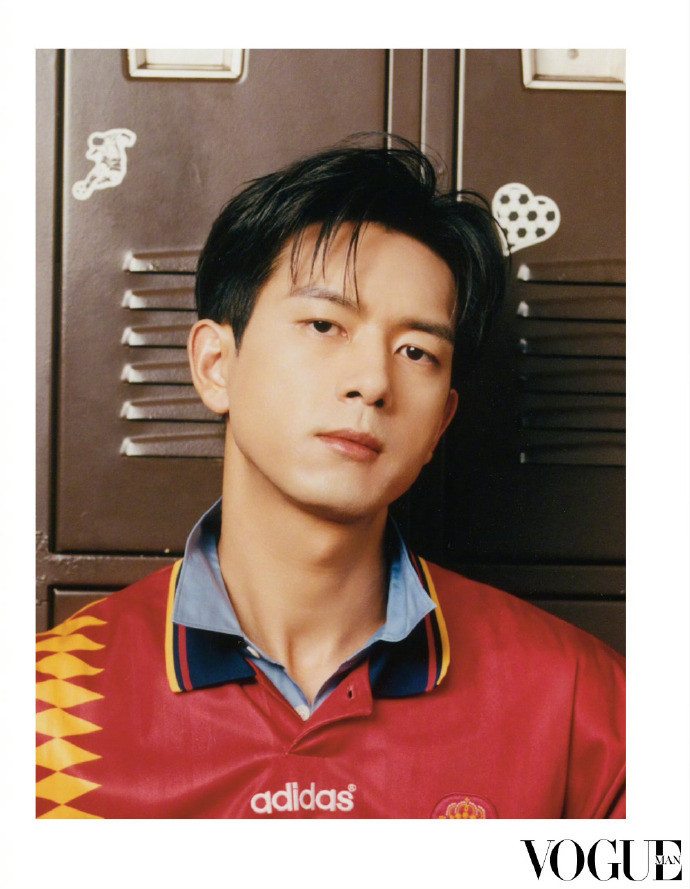 VOGUEMAN李现七月刊封面李现登上VOGUEMAN七月刊封面身着