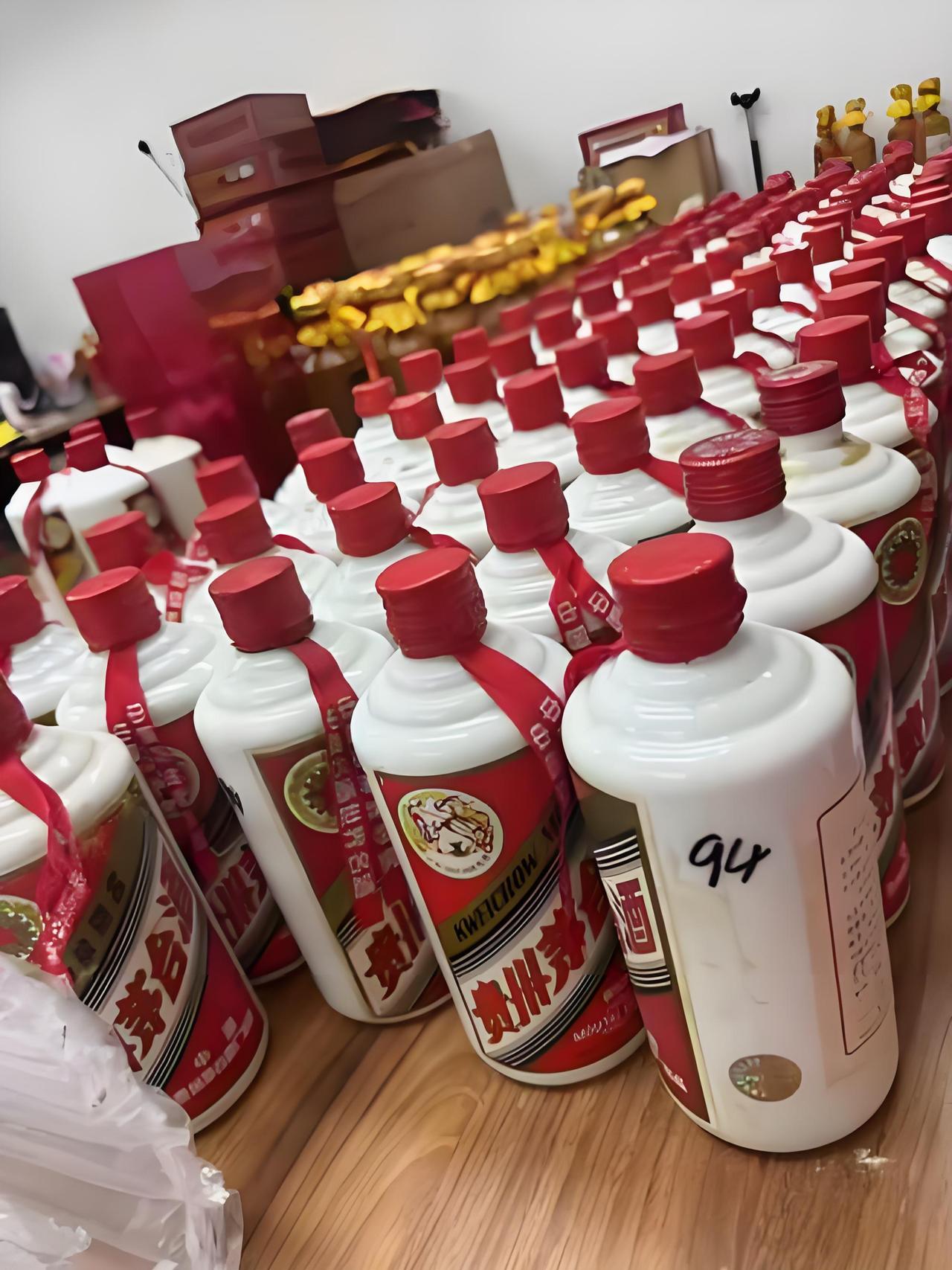 富人一箱酒，穷人半年粮。退休副省长光丢的茅台酒等就价值高达二百多万，这还是二手