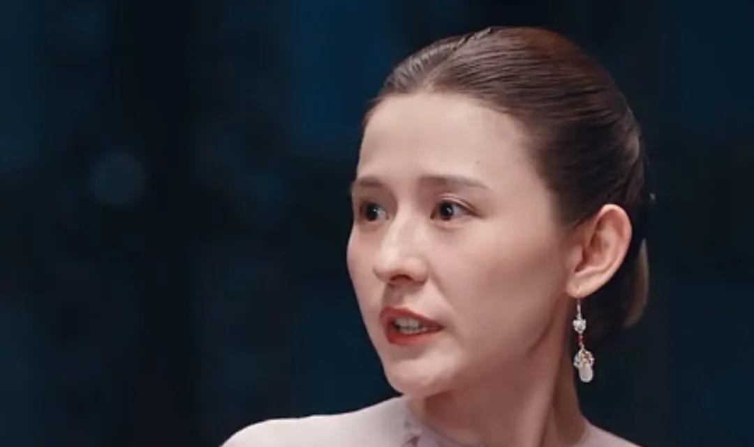 热依扎恐怕越想越后悔，心里就像压了一块石头一样吧？她千不该，万不该，不应该在
