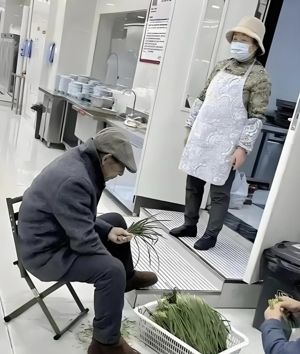 雷军最没想到的事发生了，营销，他输给京东了，不是输给刘强东，也不是奶茶妹妹，