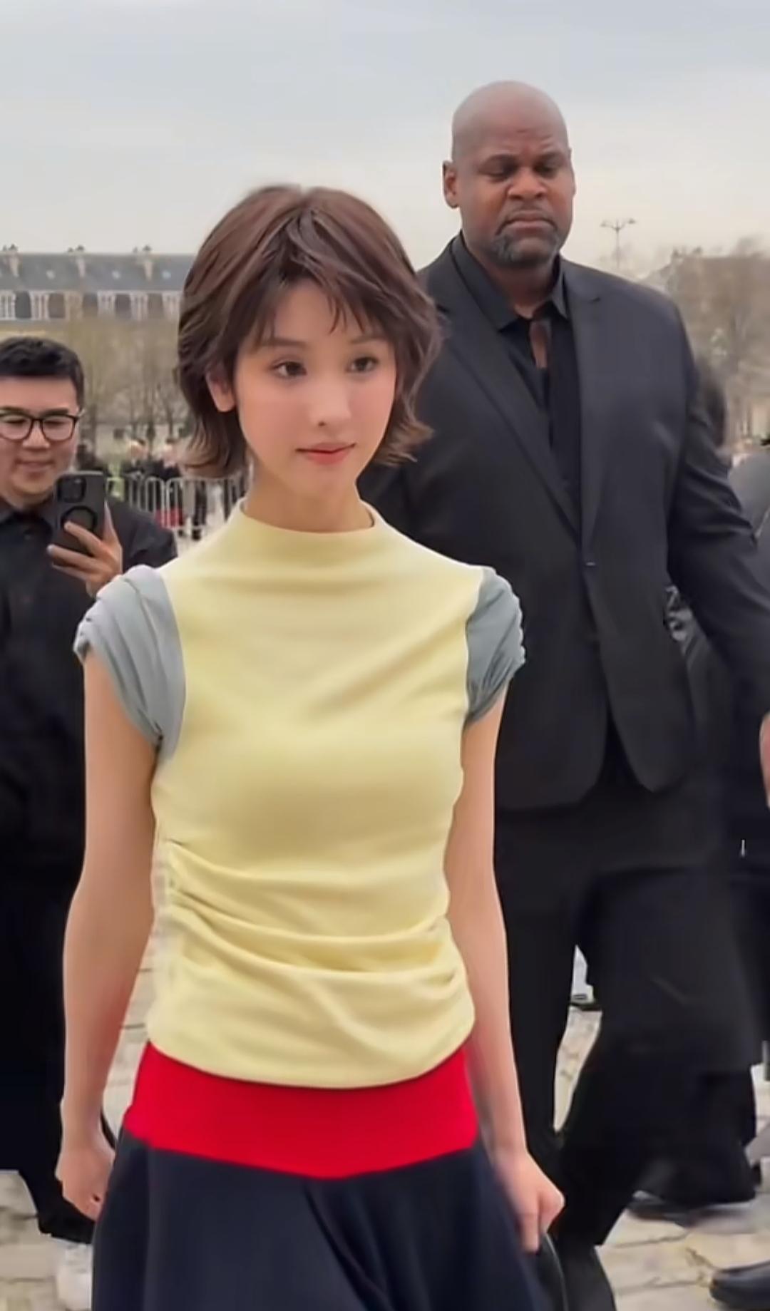 说实话，我刷到陈都灵那个，15秒换13套造型的视频时，第一反应不是好美，