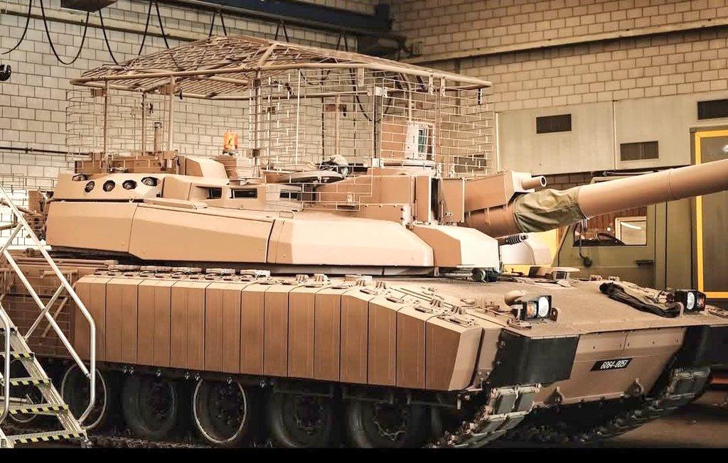 🔻法国陆军勒克莱尔主战坦克配备反无人机防护笼。🔻机械化第17营。🔻没