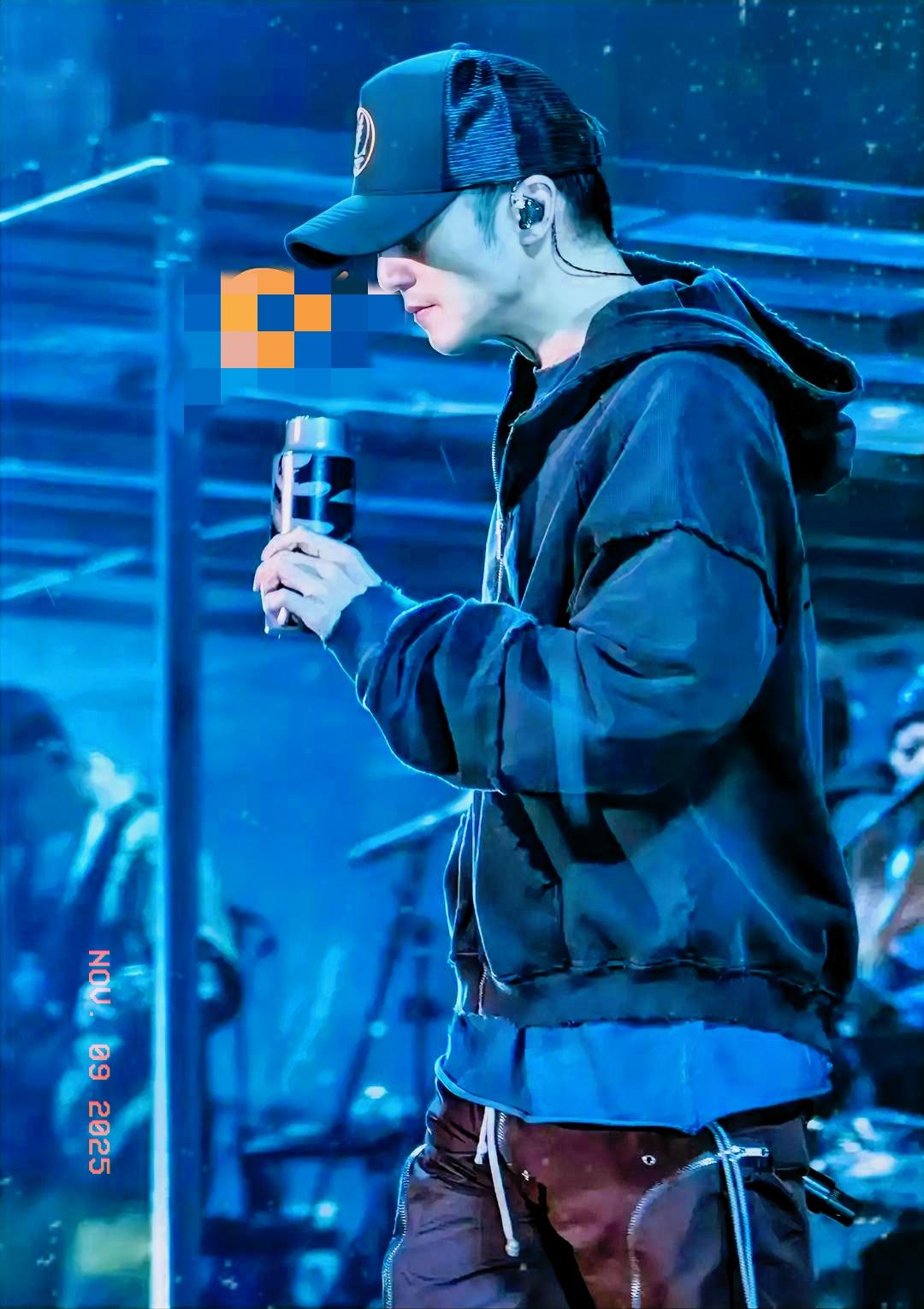 一夜之间，王菲又要坐不住了！就连张柏芝估计也没料到，谢霆锋今年都才45岁，居