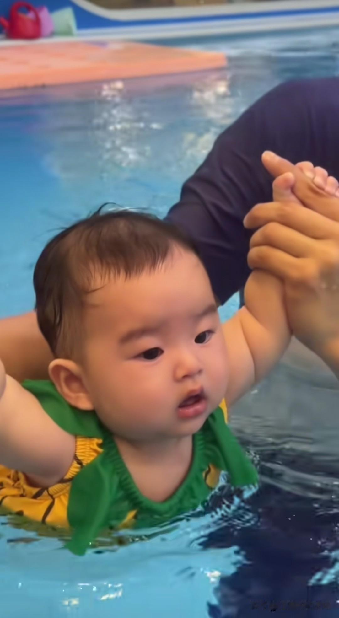 马筱梅说大壮肉肉有点多，出来做游泳运动了，这个妈妈美丽又智慧！好漂亮的汪宝，爸