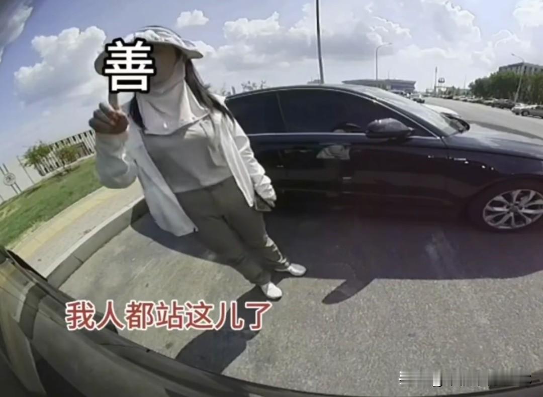 女子人肉占车位，博主不惯着直接倒车入库，交警来后的反应绝了博主在路上兜兜转