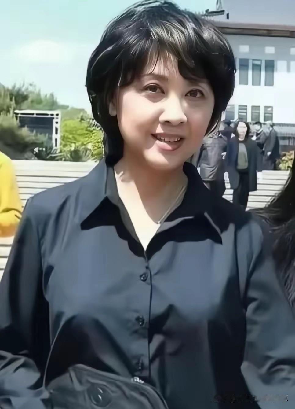 她是真正意义上的90年代第一美女，颜值比林青霞高，如今老了，她的气质还在，五官依