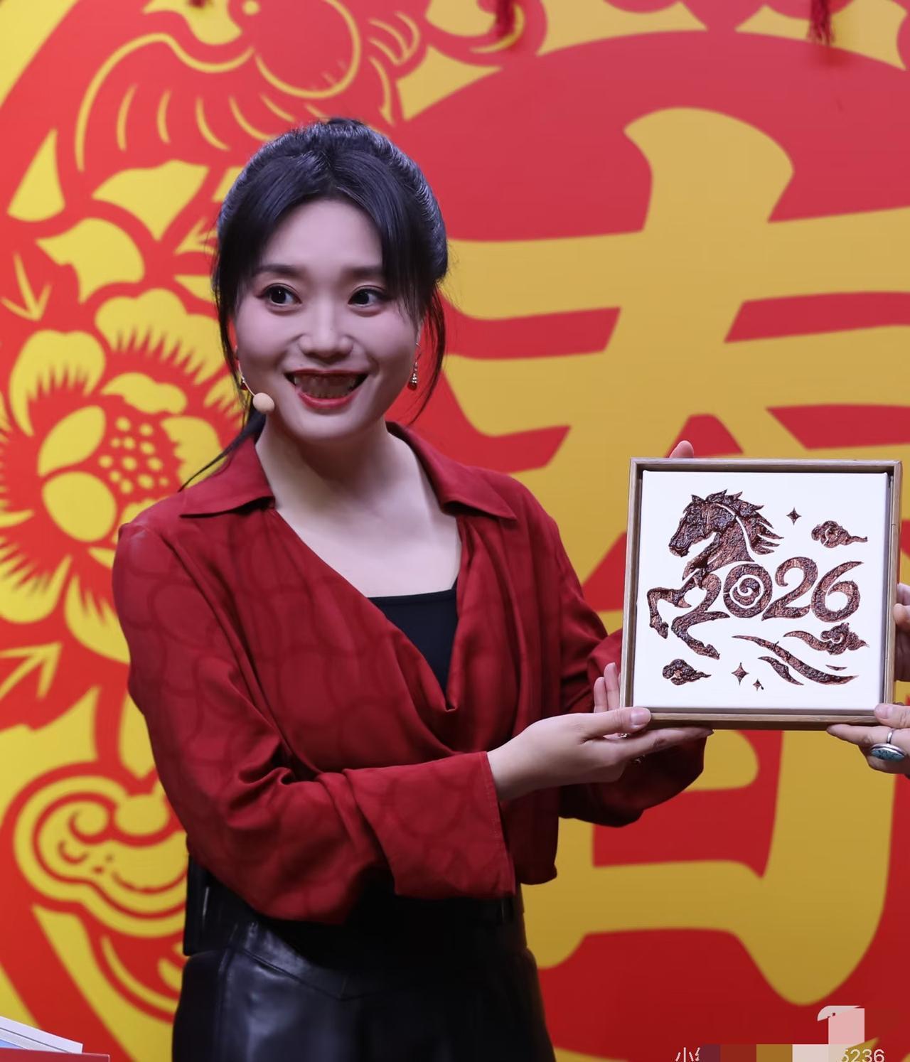 李雪琴在辽宁春晚亮相，好多人惊呼：这还是她吗？！高马尾、红衣黑裙，最炸眼的是