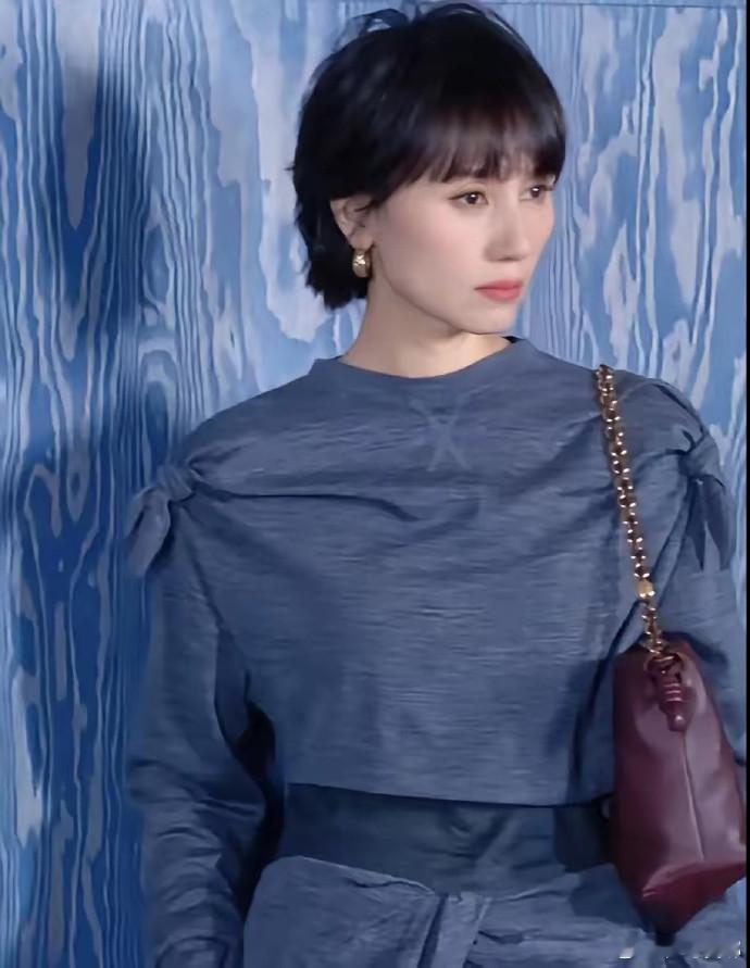 为什么她每次穿衣又不漏，看上去很高级又性感​​​