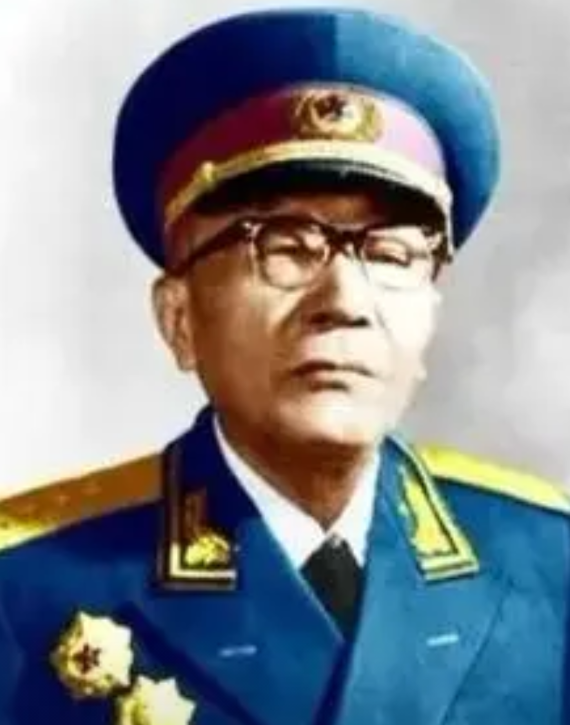 胡乔木在毛主席身边担任很多年秘书，被称为“中共中央第一支笔”，可1981年，他在