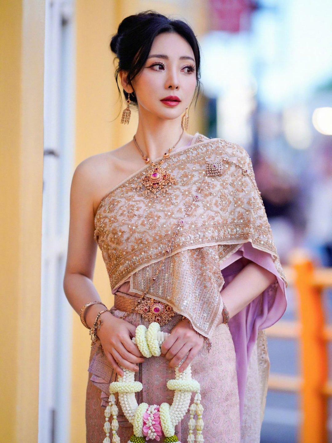 柳岩停更时间线女神柳岩自从2025年3月营业后便消失在公众视野，已经一年多的时