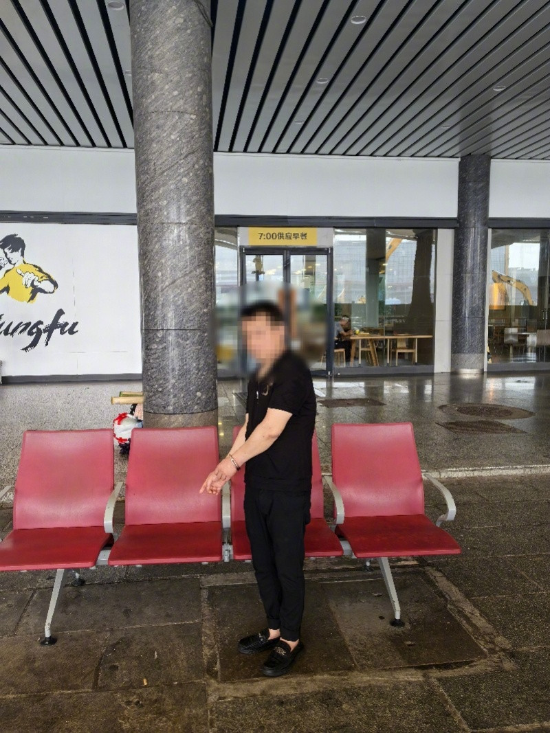 【广州火车站外两男子趁乘客候车睡着偷手机，被抓获！现场曝光】7月18日...