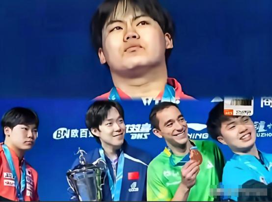 松岛辉空在日本男乒中最顶级的 颁奖台上那张脸，硬是挤不出一丝笑意。双手背在身