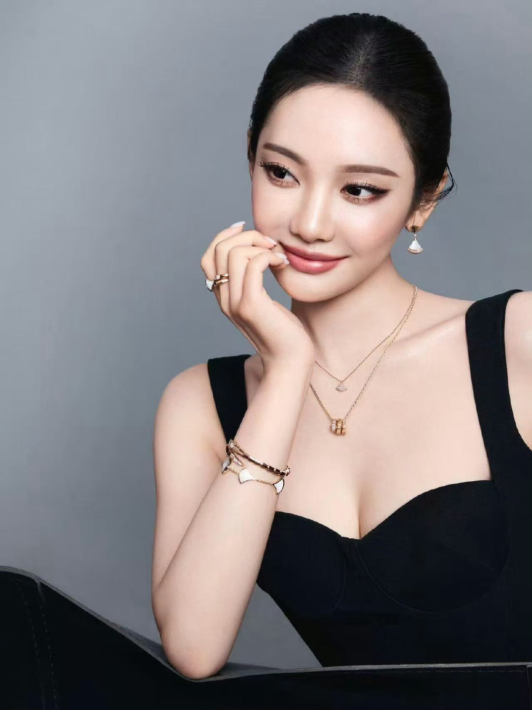 今年的宁艺卓，奢牌合约，大刊封面，MetGala，全球广告，真的比小说女主还夸张！#宝格丽官宣宁艺卓
