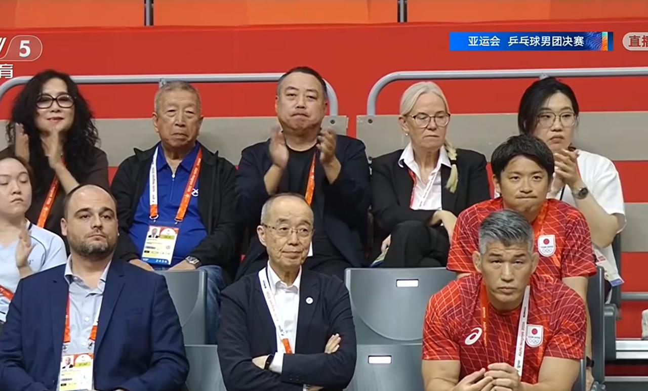 笑死我了！王楚钦3:2逆转松岛辉空的时候，刘国梁也不管前面是不是日本官员了，呱呱