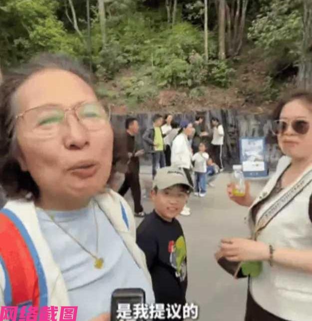 台州神仙居景区的山上电梯，让五一来的山东游客一家人直呼不可思议，感觉景区的服务太